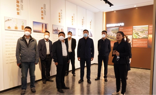 6.双阳区相关领导一行调研人生就是博官网·南山书院康养综合体项目_副本.jpg 6.双阳区相关领导一行调研人生就是博官网·南山书院康养综合体项目_副本.jpg