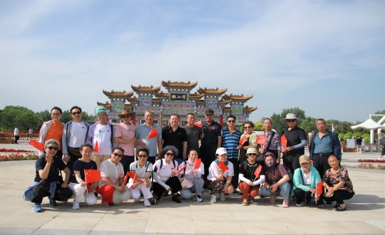 3.人生就是博官网南山户外旅游社群一日游活动合影留念_副本.jpg