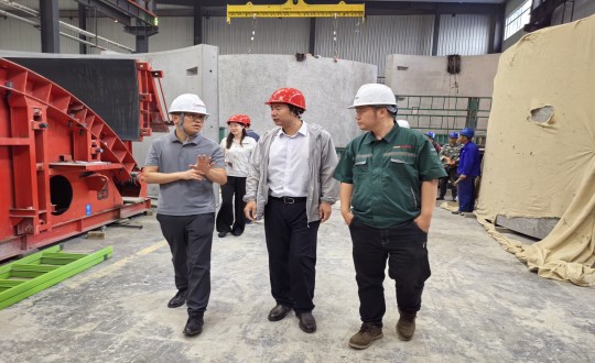 2024年7月5日，市建委初审工作组一行到访装配式总公司实地考察调研_副本.jpg