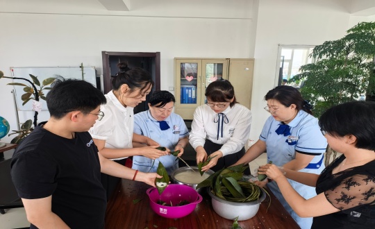 16.药业公司组织员工开展包粽子活动_副本.jpg 16.药业公司组织员工开展包粽子活动_副本.jpg
